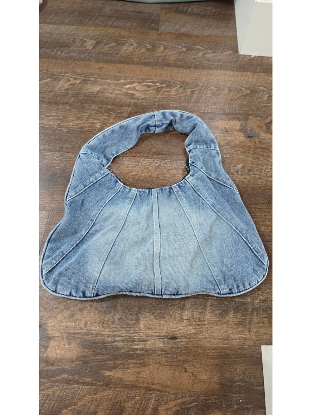 Stylish Blue Denim Shoulder Bag with Zipper Closure